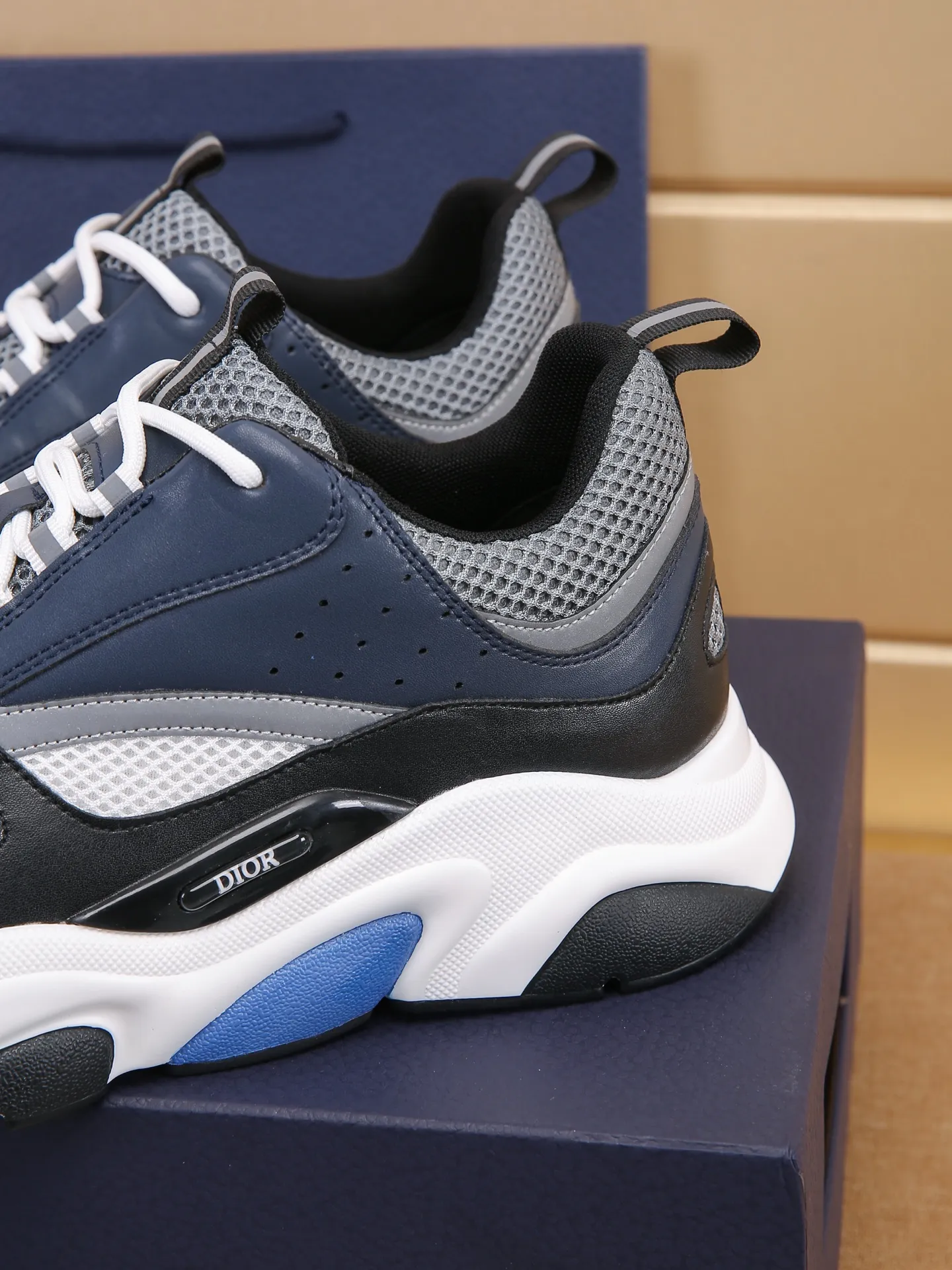 Factory price: 460💰Dior’s top version of D’s b22 men’s sports shoes. Inspired by retro running styles, the chunky low-top silhouette features gray calf leather and blue and white mesh fabric uppers, atop a black, white and blue engraved rubber sole. Nylon ribbon accents the blue mesh tongue and heel counter, and a "dio~" logo appears on the side. Pair it with a suit for a striking contrast and add a sportswear-chic edge to your look. The thick sole can be about 4cm~ Size: 38-45, [46, 47 customized]